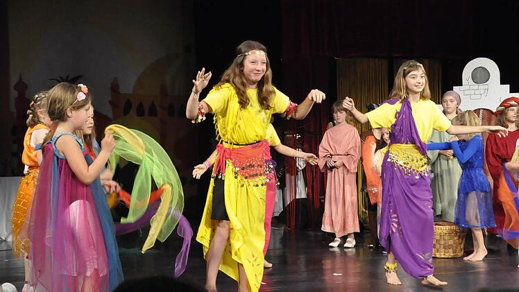 Bunte Kostüme und und Tanzszenen spiegelten im Kindermusical "die Schrift an der Wand" die ungezügelte Feier am Königshof von Belsazar wider. Foto: Petert Klopf