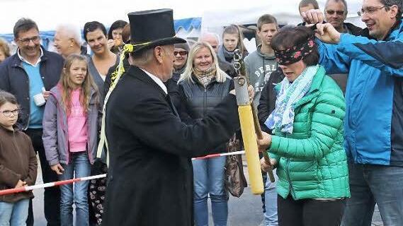 Edgar Rödel (im Frack) und Christian Westhäuser bereiteten die Dritte Bürgermeisterin Elisabeth Kob auf den Hahnenschlag vor. Fotos: Michael Stelzner