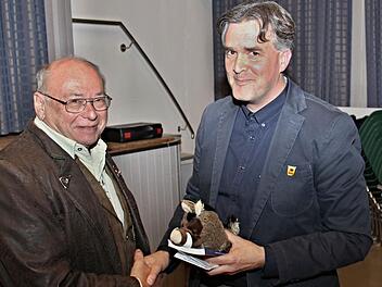 Für den Jubilar mit 50-jähriger Dienstzeit, Gerhard Stubenrauch (links), hatte Bürgermeister Harald Pascher den "Lützel" dabei. Foto: Helmut Will