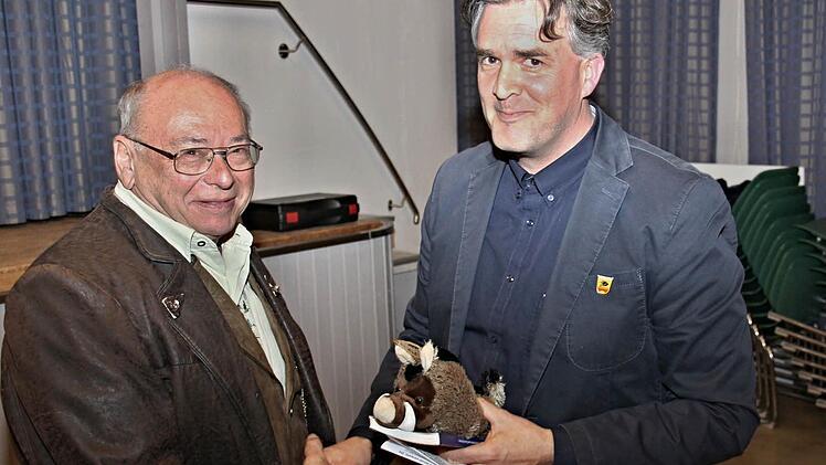 Für den Jubilar mit 50-jähriger Dienstzeit, Gerhard Stubenrauch (links), hatte Bürgermeister Harald Pascher den "Lützel" dabei. Foto: Helmut Will