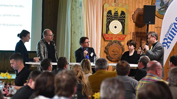 Impressionen vom Diskussionsabend in Stadtsteinach Foto: Ronald Rinklef