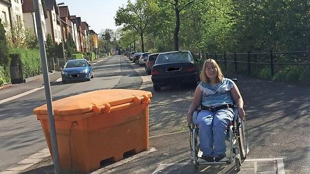 Der Behindertenstellplatz in der Querstraße ist für Rollstuhlfahrer wie Carina Wintersperger nun barrierefrei zu erreichen. Foto: Peter Tretau