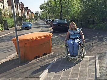 Der Behindertenstellplatz in der Querstraße ist für Rollstuhlfahrer wie Carina Wintersperger nun barrierefrei zu erreichen. Foto: Peter Tretau