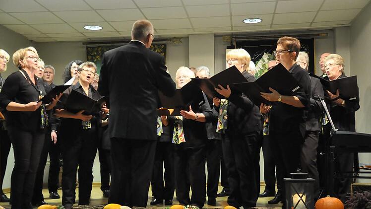 Die Sängervereinigung Burkardroth ist ein aktiver Verein, nicht nur beim Singen, sondern auch bei Vereinsfeiern. So war der Pfarrsaal bei der Adventsfeier bis auf den letzten Platz besetzt. Foto: Peter Klopf
