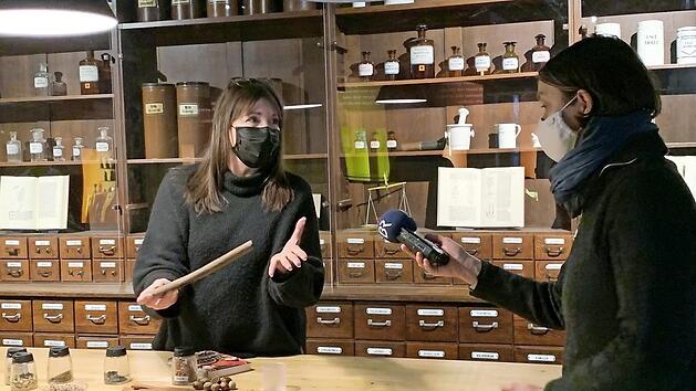 BR-2-Redakteurin Ursula Klement (rechts) im Gespr&auml;ch mit der Gew&uuml;rzexpertin Manuela Mahn Foto: privat
