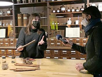BR-2-Redakteurin Ursula Klement (rechts) im Gespräch mit der Gewürzexpertin Manuela Mahn Foto: privat