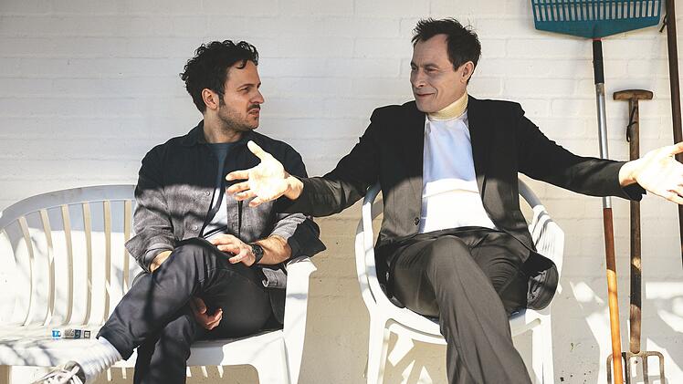 Mit dem Tod kann man nicht diskutieren, hei&szlig;t es. In der Literaturverfilmung "Sophia, der Tod und ich" geht das schon: Reiner (Dimitrij Schaad, links) spricht mit "seinem Tod" Morten de Sarg (Marc Hosemann) &uuml;ber die Dinge des Lebens und wie sie enden (sollen).