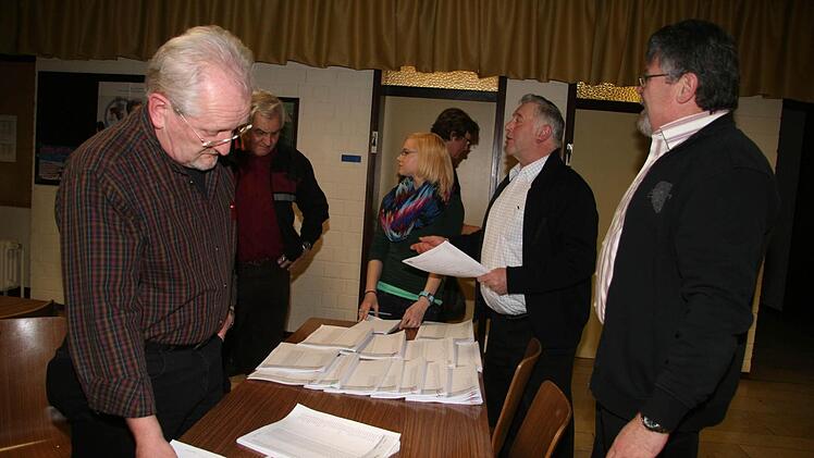 Jetzt geht's ans Eingemachte: In vierseitigen Fragebogen werden die Rugendorfer Bürger nach ihrem Kaufverhalten gefragt. Abgabetermin 15. März. Fotos: Sonja Adam