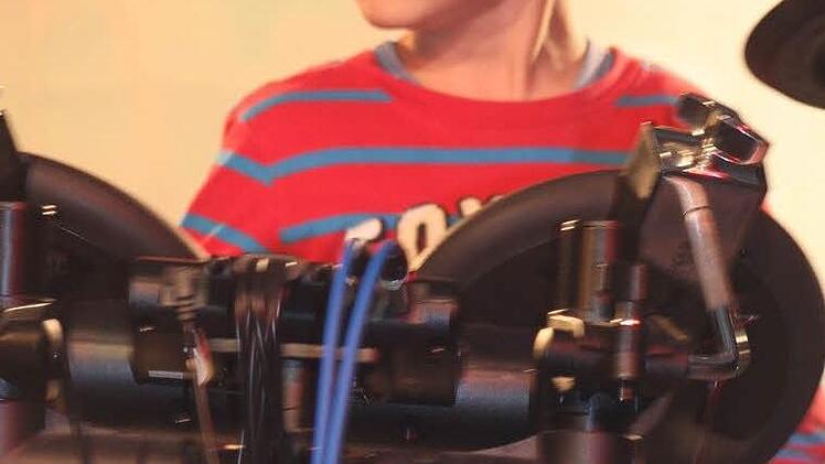 Ganz schön mutig war Jonathan Lormes. Der Siebenjährige trat mit einem Schlagzeug-Solo als einer der Jüngsten auf die Bühne.