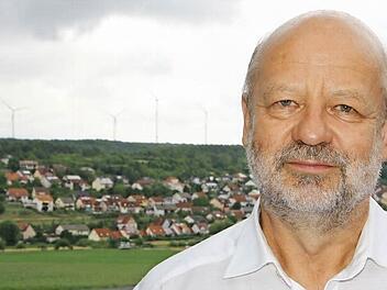 Hans-Josef Fell vor den Nüdlinger Windkraftanlagen. Der Ex-MdB der Grünen hat die Klage gegen die 10-H-Abstandregelung für Windräder vor dem Verwaltungsgerichtshof verloren.  Foto: Ralf Ruppert/Archiv