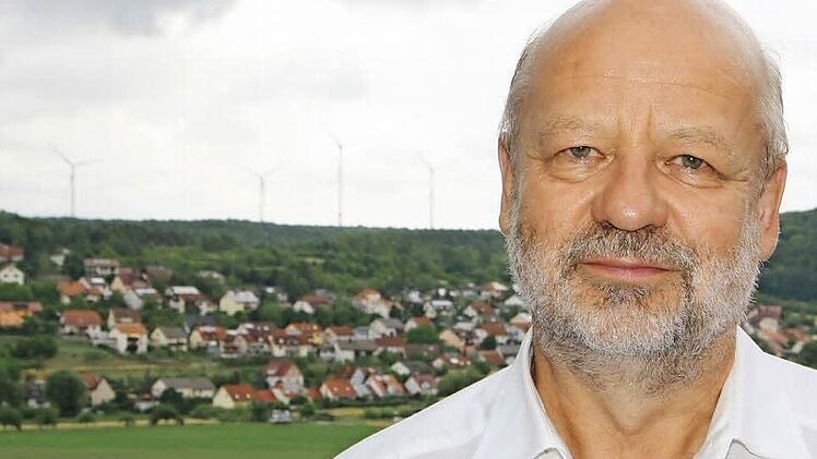 Hans-Josef Fell vor den Nüdlinger Windkraftanlagen. Der Ex-MdB der Grünen hat die Klage gegen die 10-H-Abstandregelung für Windräder vor dem Verwaltungsgerichtshof verloren.  Foto: Ralf Ruppert/Archiv