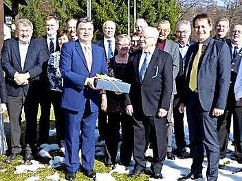 Landrat Klaus Peter Söllner hatte für den frischgebackenen Achtziger Norbert Stöckel (beide Bildmitte zusammen mit Ehefrau Maria Stöckel) ein Präsent parat. Unsere Aufnahme zeigt sie im Kreise der Familie und weiteren Gratulantenschar am TSV-Sportheim. Foto: Klaus-Peter Wulf