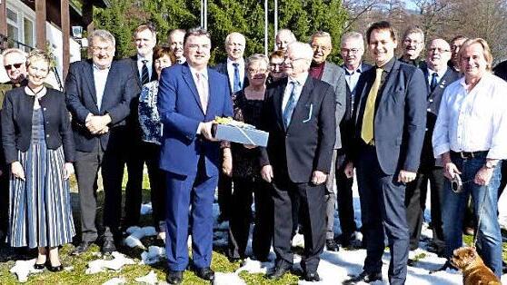 Landrat Klaus Peter Söllner hatte für den frischgebackenen Achtziger Norbert Stöckel (beide Bildmitte zusammen mit Ehefrau Maria Stöckel) ein Präsent parat. Unsere Aufnahme zeigt sie im Kreise der Familie und weiteren Gratulantenschar am TSV-Sportheim. Foto: Klaus-Peter Wulf