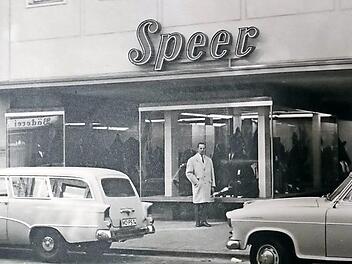 Dieses Foto aus dem Speer-Album zeigt das Haus in der Langen Straße 10. Damals wurde dort Herrenmode verkauft, seit 1993 Damenmode.
