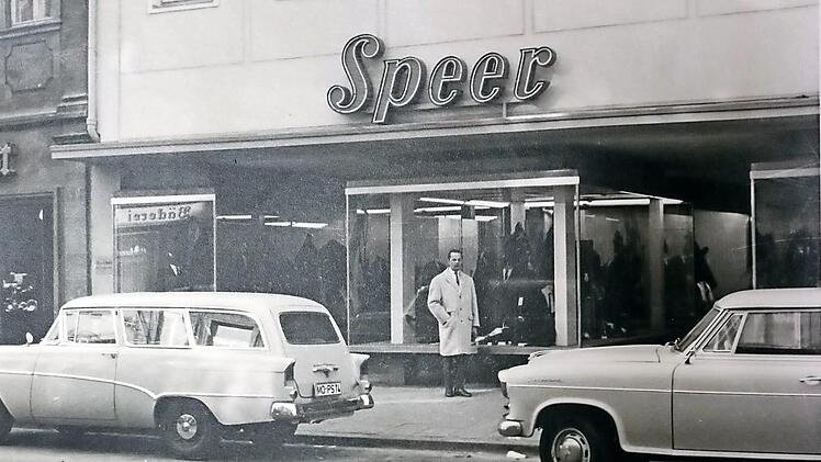 Dieses Foto aus dem Speer-Album zeigt das Haus in der Langen Straße 10. Damals wurde dort Herrenmode verkauft, seit 1993 Damenmode.