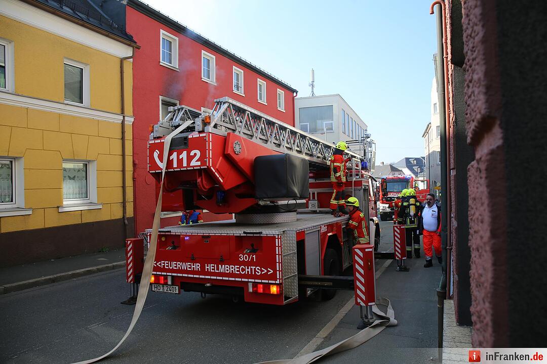 Sieben Verletzte bei Wohnhausbrand im Kreis Hof– 34-Jährige schwebt in Lebensgefahr