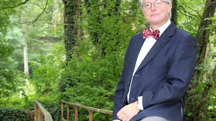 Der Enkel von Carola Dunkel aus der Schneidmühle in Römershag, Ulrich Kuther, versucht die Geschichte am Leben zu halten. Der Steg ist heute noch das letzte Überbleibsel der Mühle. Foto: Julia Raab