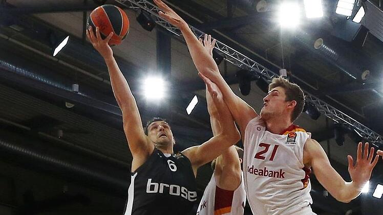 Tibor Pleiß (r./hier noch im Trikot von Galatasaray Istanbul) wird auch diesmal versuchen, den Bambergern um Kapitän Nikos Zisis das Punkten in Korbnähe schwer zu machen. Foto: Daniel Löb