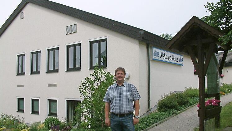 Ein Segen für die Nurner Vereine ist seit über vier Jahrzehnten das Mehrzweckhaus. Im Bild der Bauvereins-Vorsitzende und Marktgemeinderat Markus Merkl.  Foto: Hans Franz