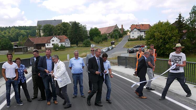 Und jetzt ab: Die Flucht der Ehrengäste vor dem  nahenden Polizeiauto.Berthold Köhler