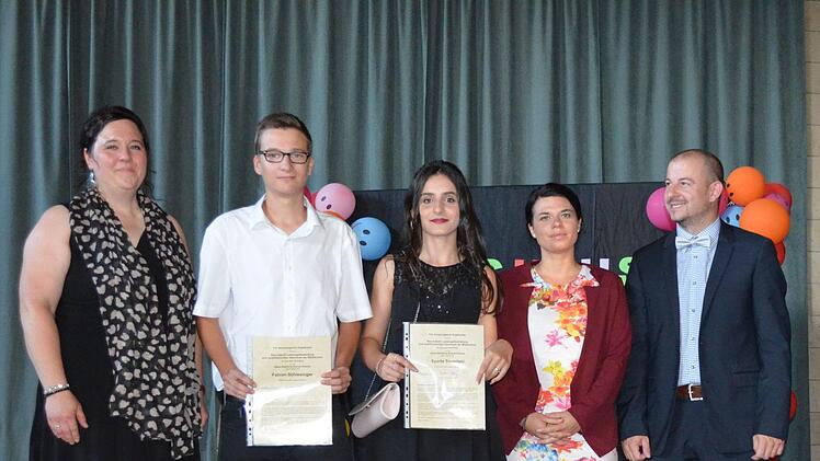 Ausgezeichnet wurde als Klassenbester Fabian Schlesinger mit Notendurchschnitt 1,8 und als schulbestes Mädchen Syarta Toverlani (zweiter und dritte von links) von (von rechts) Konrektor Christian Förtsch, Klassenlehrerin Laura Zech und Monika Hanft vom Elternbeirat.