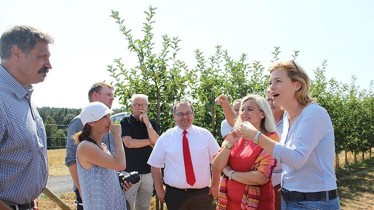 Bundesministerin Julia Klöckner (CDU) zu Gast in Lisberg im Landkreis Bamberg - geladen hatte Staatsministerin Melanie Huml (CSU). Foto: Anna-Lena Deuerling