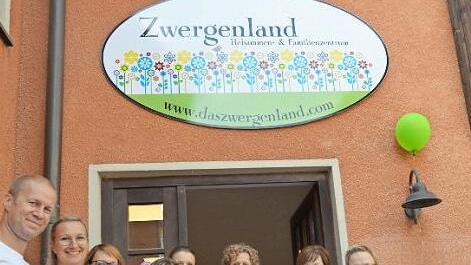 Luise Tröger (Vierte von links) freut sich darauf, gemeinsam mit acht Kursleiterinnen und einem Kursleiter das Angebot des Zwergenlands zu gestalten.  Fotos: Larissa Händel