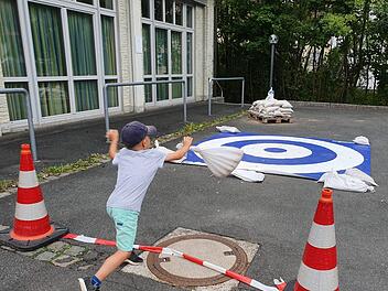 Die dritte Station der Challenge war das Sandsackwerfen. Foto: Carmen Schwind