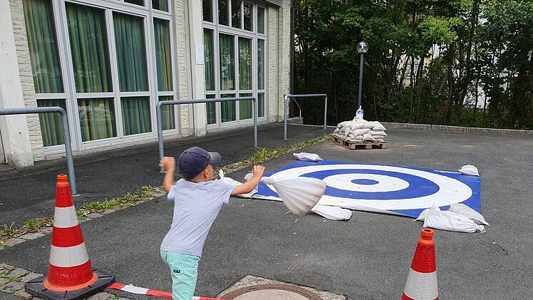 Die dritte Station der Challenge war das Sandsackwerfen. Foto: Carmen Schwind