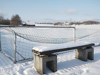 Still ruht der Platz in Oberleichtersbach. Einige Verein im Landkreis erwarten eine weitere Hängepartie.  Foto: Steffen Standke