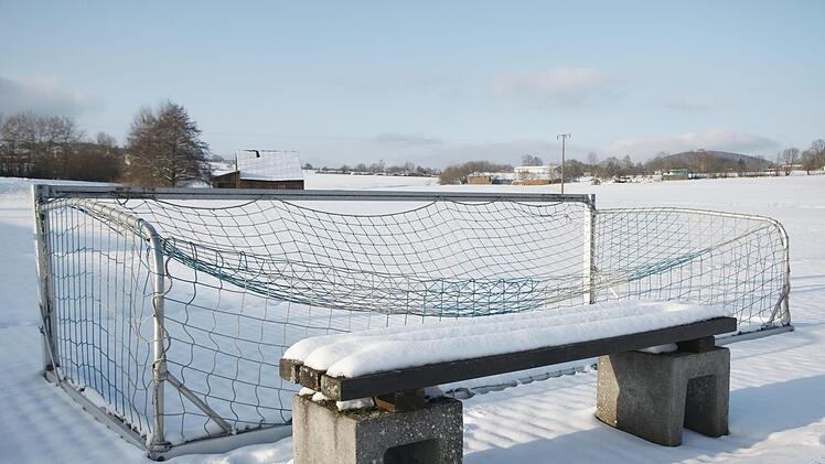 Still ruht der Platz in Oberleichtersbach. Einige Verein im Landkreis erwarten eine weitere Hängepartie.  Foto: Steffen Standke