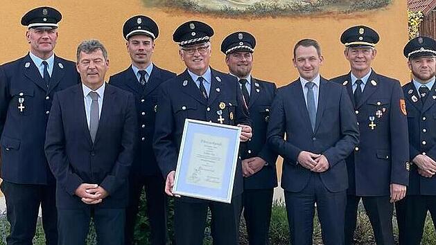 Bei der Ehrung (von links): Uwe Schweibold, Bürgermeister Carsten Joneitis, Jonas Pfohlmann, Norbert Then, Sebastian Stumpf, stellvertretender Landrat Johannes Maciejonczyk, Kreisbrandinspektor Andreas Schnapp und Michael Haßfurther