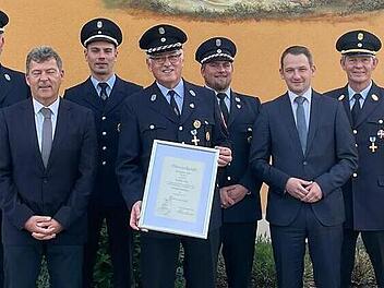 Bei der Ehrung (von links): Uwe Schweibold, Bürgermeister Carsten Joneitis, Jonas Pfohlmann, Norbert Then, Sebastian Stumpf, stellvertretender Landrat Johannes Maciejonczyk, Kreisbrandinspektor Andreas Schnapp und Michael Haßfurther