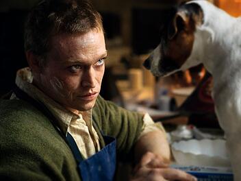 Doug Munrow (Caleb Landry Jones) vertraut nur noch seinen vielen Hunden.