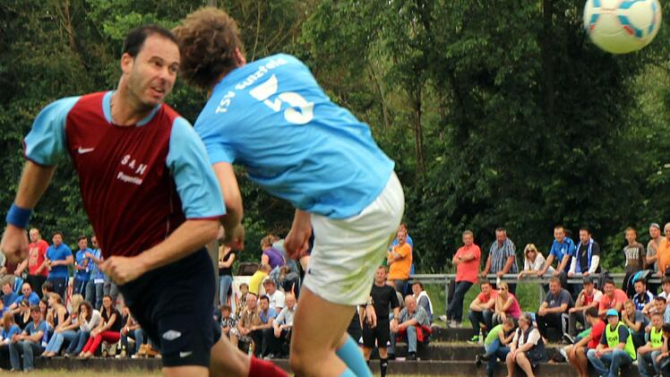 Sulzfelds Abwehrchef Marvin Staudt konnte den Kopfball der Sommerhäuser Sturmspitze Joe Günther nicht verhindern und schon führte die TSG mit 1:0. Foto: Thomas