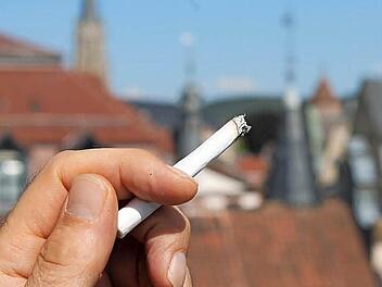 Rauchen außerhalb der Mietwohnung ist okay. Drinnen laut Gerichtsurteil nicht mehr.  Foto: Borst