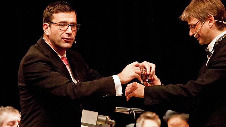 "Verhaftung" auf offener Bühne: Intendant Bodo Busse legt Kapellmeister Roland Fister Handschellen an.