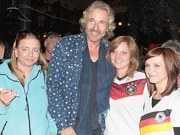 Er erlebte den WM-Triumph in seiner Heimatstadt: Moderator Thomas Gottschalk guckte das Finale in der "Feuerwache" und stellte sich mehrere Male bereitwillig zum Erinnerungsfoto. Fotos: Jochen Nützel