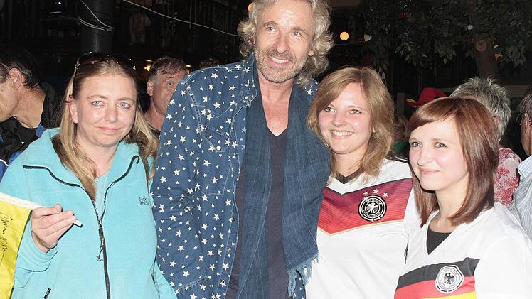 Er erlebte den WM-Triumph in seiner Heimatstadt: Moderator Thomas Gottschalk guckte das Finale in der "Feuerwache" und stellte sich mehrere Male bereitwillig zum Erinnerungsfoto. Fotos: Jochen Nützel