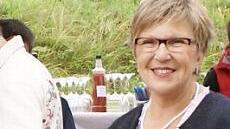Martha Schütz bereitet mit ihrem Team herbstliche Kränze vor. Foto: privat
