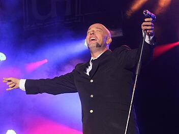 Die Hymne "Geboren um zu Leben" war der ganz große Durchbruch für "Unheilig" um den Sänger, der sich "Der Graf" nennt. Unser Foto stammt vom Konzert auf dem Schlossplatz 2011. Foto: Timo Geldner