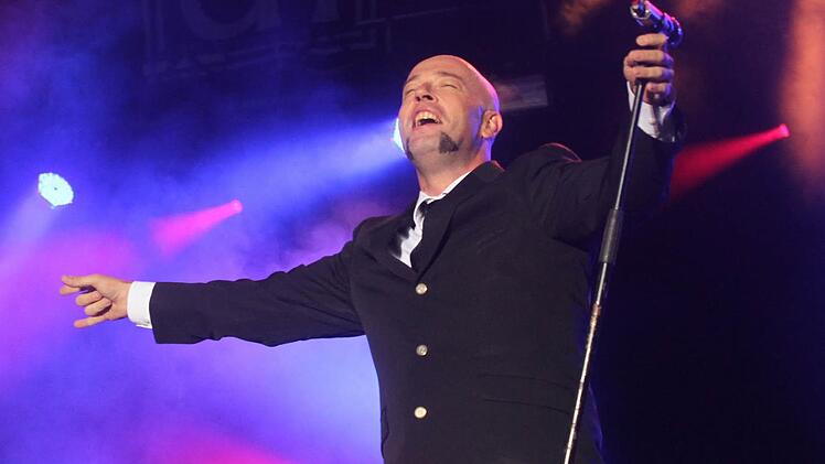 Die Hymne "Geboren um zu Leben" war der ganz große Durchbruch für "Unheilig" um den Sänger, der sich "Der Graf" nennt. Unser Foto stammt vom Konzert auf dem Schlossplatz 2011. Foto: Timo Geldner