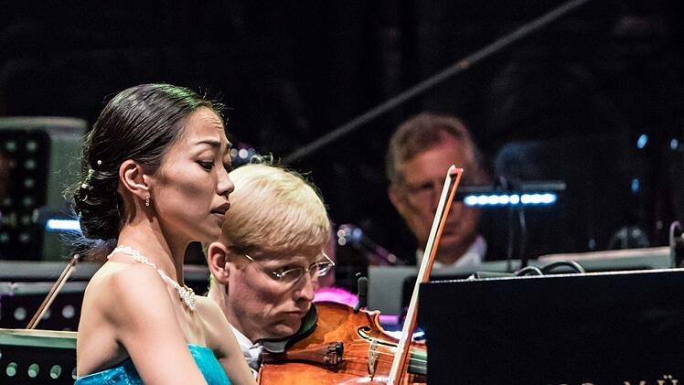 Impressionen vom Coburger Klassik-Open-Air im Rosengarten mit dem Philharmonischen Orchester des Landestheaters: Klaviersolistin Kyoko FrankFoto: Jochen Berger