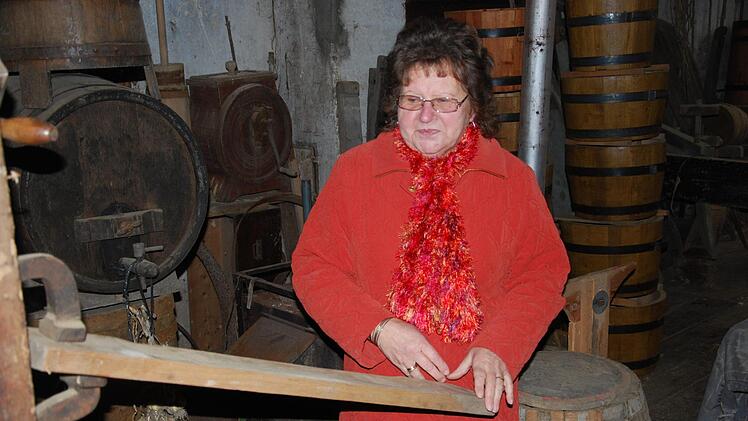 Waltrud Diez vor dem Abbau der Büttnerei im November 2012. Foto: Norbert Schmitt/Archiv