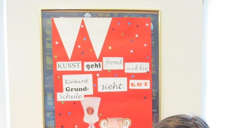 Auch die Einhard-Grundschule sah rot - so wie Fabienne und Emilia.Doris Bauer