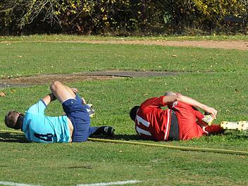 Synchronität gut, leichte Abzüge in der B-Note: Das Duell der SG Oerlenbach/Ebenhausen (blaues Trikot) mit dem SV Morlesau/Windheim in der  Kreisklasse Rhön 1 hatte besonderen Schauwert. Foto: ssp