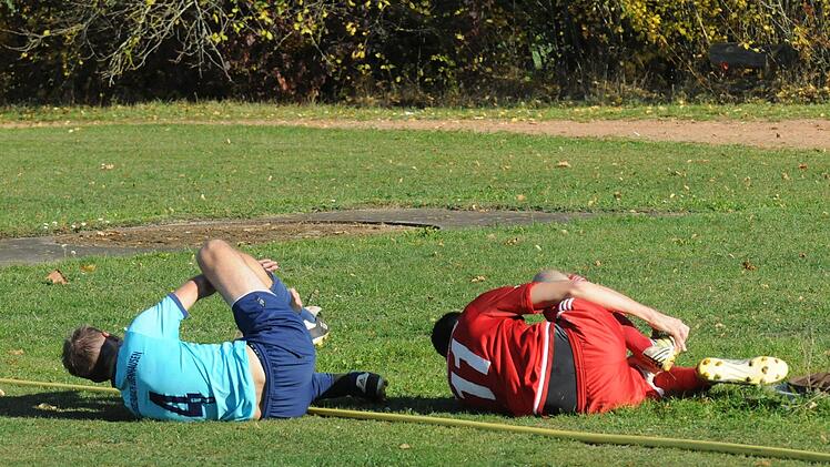 Synchronität gut, leichte Abzüge in der B-Note: Das Duell der SG Oerlenbach/Ebenhausen (blaues Trikot) mit dem SV Morlesau/Windheim in der  Kreisklasse Rhön 1 hatte besonderen Schauwert. Foto: ssp