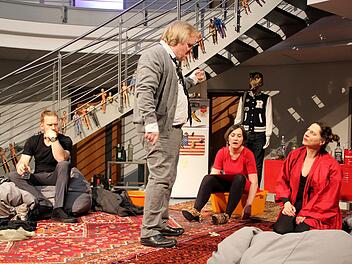 Vom Alkohol befeuertes Psycho-Massaker (von links): Nick (Benjamin  Bochmann), George (Stephan Bach), Honey (Heidi Lehnert) und Martha  (Ursula Gumbsch)  Foto: Werner Lorenz