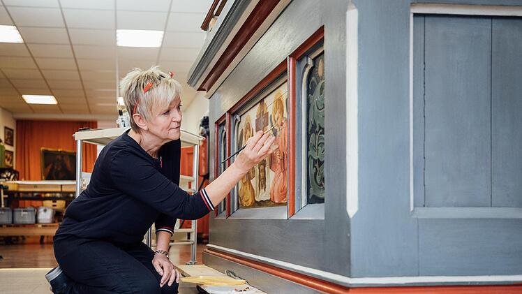 Die abschließenden Retuschearbeiten machen Restauratorin Petra Zenkel-Schirmer am meisten Spaß. Foto: Marian Hamacher (3)/privat (1)