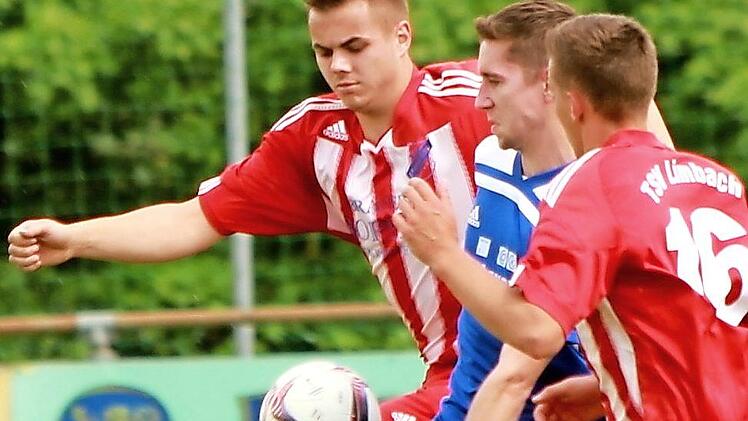 TSV Limbach - FC Ziegelanger. Die beiden Limbacher, rechts Lukas Krause, nehmen den Ziegelangerer in die Zange. Foto: gg